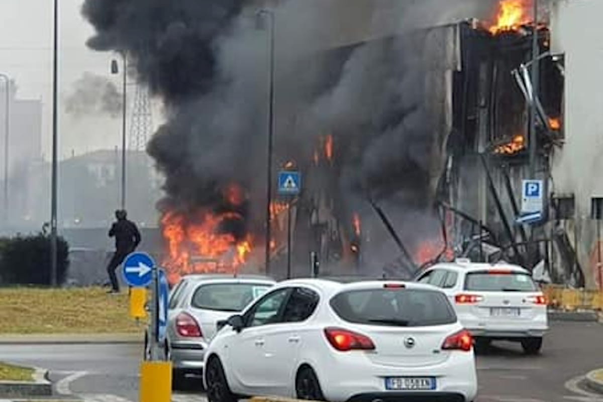 Aereo Caduto A San Donato Precipita Su Un Edificio Le Prime Tragiche