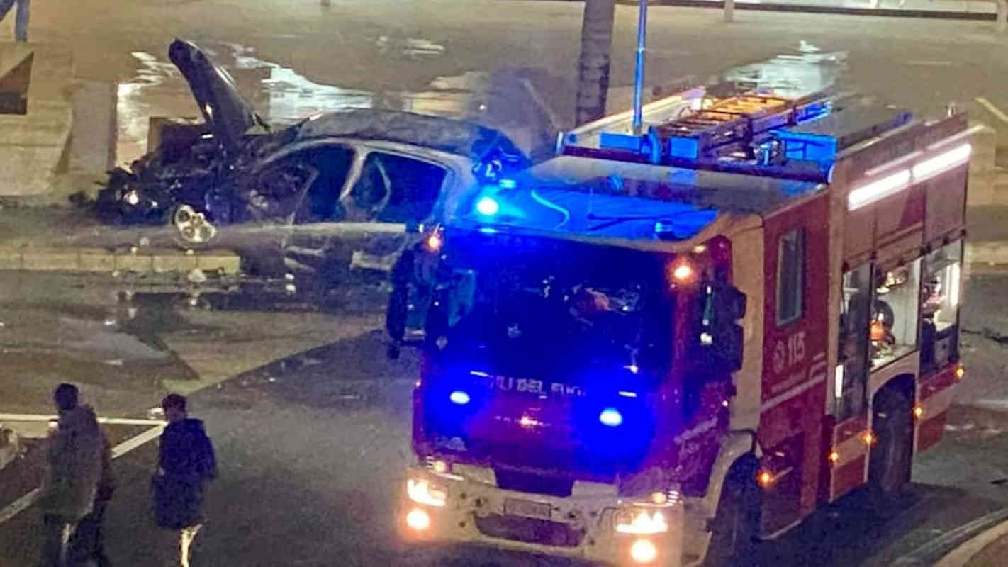 Auto Si Schianta Su Rotatoria A Ragusa E Prende Fuoco Video