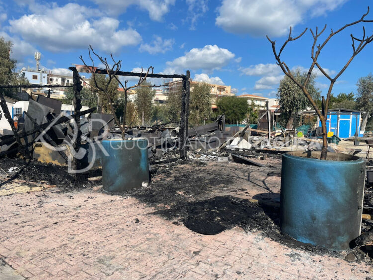 Incendio distrugge il Lido Sud a Marina di Modica ecco cosa è rimasto