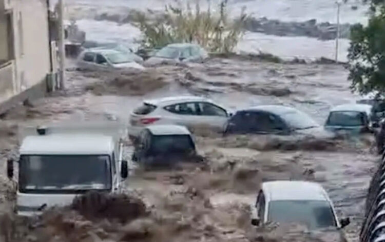 Maltempo In Sicilia Macchine Trascinate In Mare Dalla Furia Dell Acqua