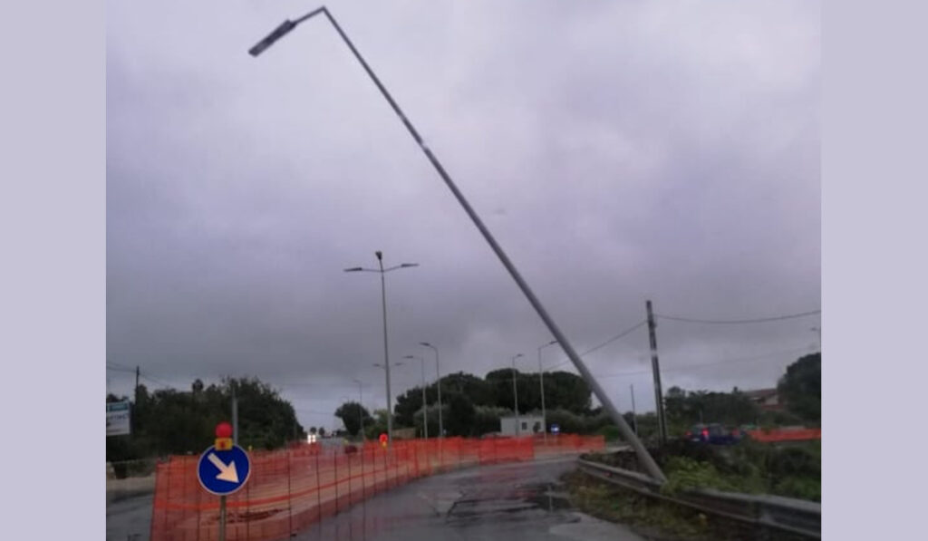 Maltempo, palo divelto dal vento a Modica