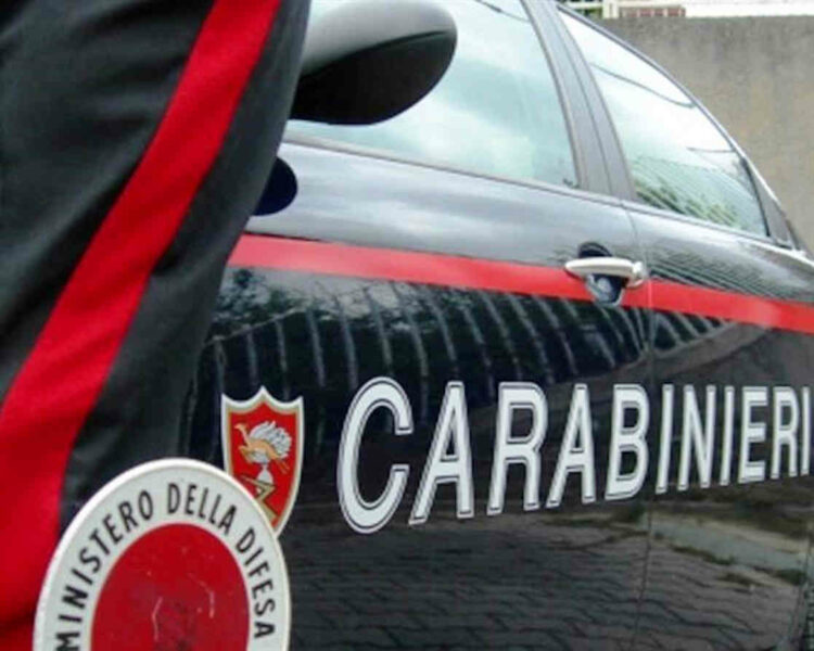 Ragusa, litiga in strada con la compagna: a casa scoperto un supermarket della droga