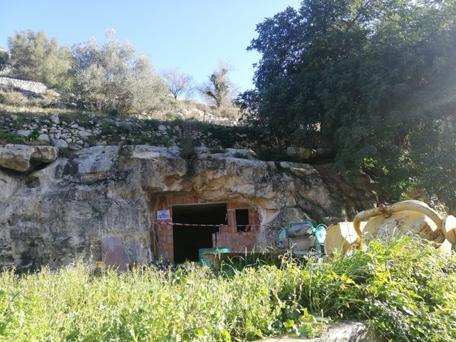 La Polizia Municipale e i Carabinieri di Ragusa sequestrano un cantiere in una grotta rupestre