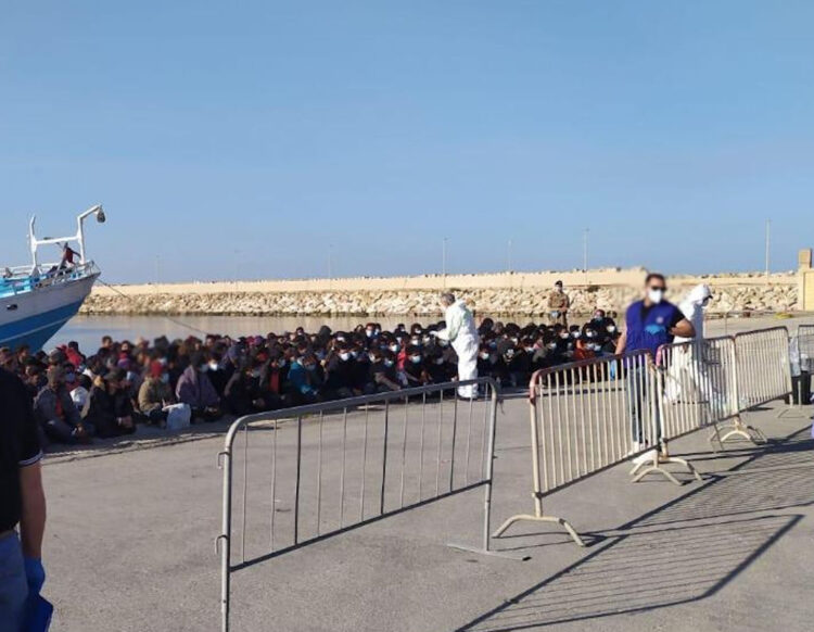 Sbarco Di Migranti Al Porto Di Pozzallo Quotidiano Di Ragusa