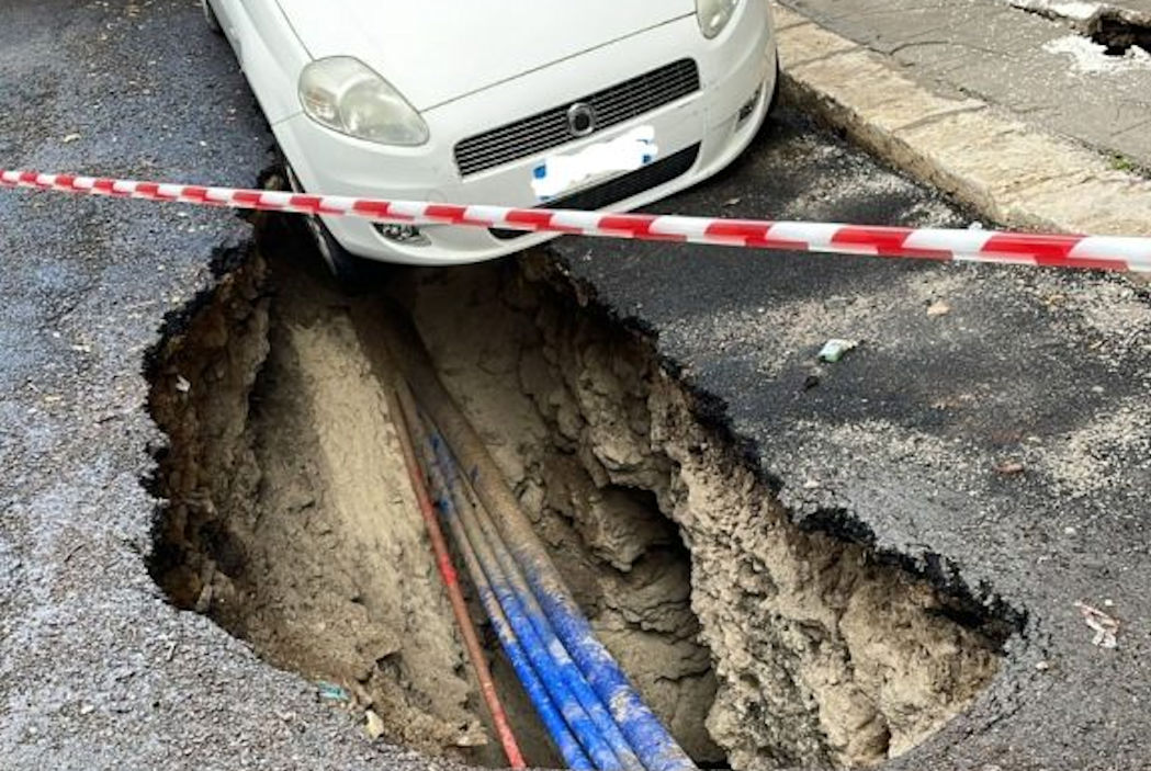 Maltempo A Palermo, Si Apre Una Voragine In Via Sampolo - Quotidiano Di ...