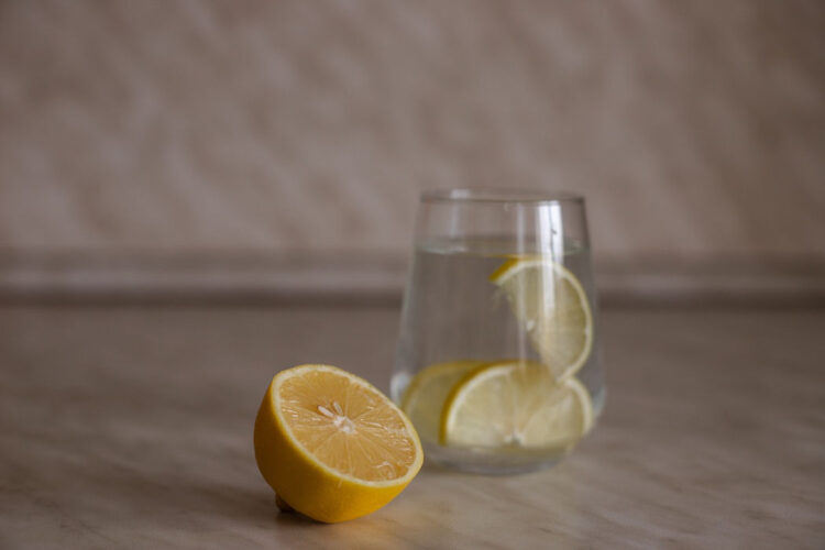 Bere Acqua E Limone Al Mattino Benefici Per La Salute Quotidiano Di Ragusa